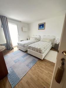 um quarto com 2 camas e uma janela em Villa whit garden 10mn from Monaco em La Turbie