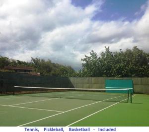 una red de tenis en una pista de tenis en Banyan Harbor, en Lihue