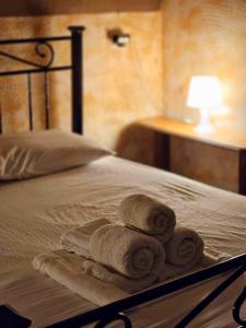 una pila de toallas sentadas encima de una cama en George's Guest House en La Canea