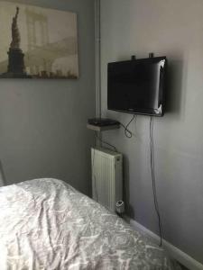 A television and/or entertainment centre at 5 Bedroom 5 Bath sleeps 10 close Luton Airport M1