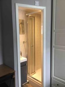 La salle de bains est pourvue d'une douche et d'un lavabo blanc. dans l'établissement 5 Bedroom 5 Bath sleeps 10 close Luton Airport M1, à Caddington