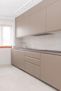 Кухня или мини-кухня в Contrada del Nonno Apartments (city center - private parking on-site)

