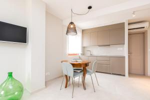 Кухня или мини-кухня в Contrada del Nonno Apartments (city center - private parking on-site)
