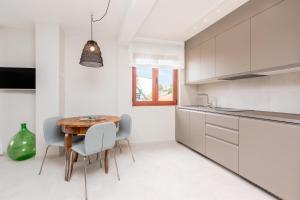 Кухня или мини-кухня в Contrada del Nonno Apartments (city center - private parking on-site)
