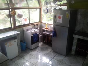 Ett kök eller pentry på Monteverde Backpackers