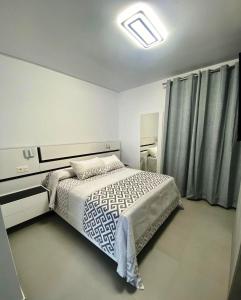 una camera con letto in una stanza con tende di LOFT VILLALUCIA a Conil de la Frontera