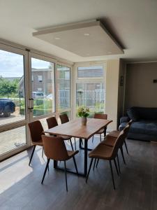a dining room with a table and chairs and a couch at Neumühler Hof Ferienwohnung "Stefan" bietet 4 Schlafzimmer und 4 Bäder , eine Große Badewanne und großer Terrasse zum Garten, kostenfreie Parkmöglichkeiten in Schwerin
