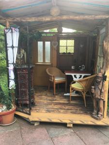 a screened in porch with a table and chairs at Waldnest Odenwald in Wald-Michelbach