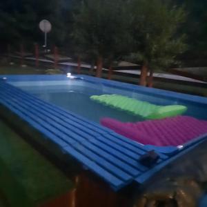 Piscina de la sau aproape de Mariem