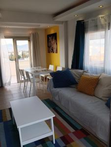 uma sala de estar com um sofá e uma mesa em Rainbow 7th floor penthouse apartment em İncirli