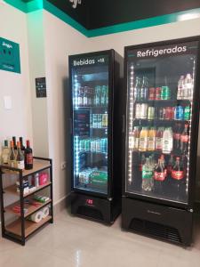 Dos neveras en una tienda con bebidas. en Apto Stúdio Área Central - Próx ao Batel!, en Curitiba