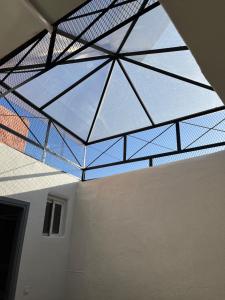 ein Dachfenster in einem Zimmer mit Glasdecke in der Unterkunft Une maison au centre de l'ancienne Médina in Marrakesch