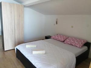 1 dormitorio con 1 cama con 2 toallas en Villa Geros, en Trpejca