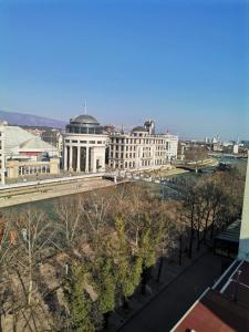 widok na miasto z budynkami i mostem w obiekcie CALLA 5 Apartment - Main Square, in the City Shopping Center - PARKING SLOT WITH SECURITY AND VIDEO CAMERA w mieście Skopje