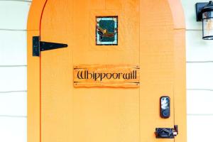 查塔努加的住宿－Whippoorwill Cabin，橙色的门,上面有标志
