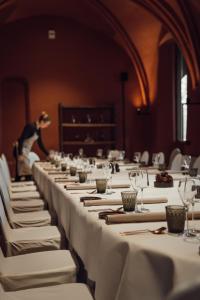 uma longa fila de mesas com panos de mesa brancos em Broederenklooster em Zutphen