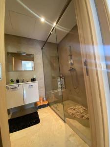 a bathroom with a shower and a sink at Résidence avec piscine Kenz Mehdia in Kenitra