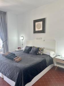 トレモリノスにあるTorre de la Roca INDUSTRIAL69のベッドルーム(青い枕の大型ベッド1台付)