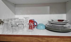 ハニア・タウンにあるGeorge's Guest Houseの- キッチンカウンター(ガラス瓶、皿付)