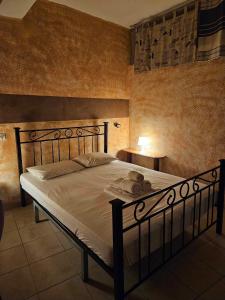 1 dormitorio con 1 cama grande con sábanas blancas en George's Guest House en La Canea