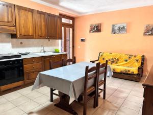 una cocina con mesa y sofá. en CASA VACANZE ARCOBALENO, en Grosseto