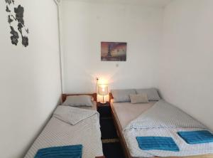 a room with two beds and a lamp in it at Apartmani Nova Topola in Nova Topola