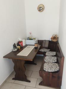 um escritório com uma secretária com uma cadeira e uma mesa em Apartmani Nova Topola em Nova Topola
