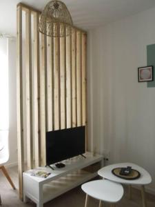 ein Zimmer mit einem Kinderbett und einem Fernseher darin in der Unterkunft Appartement avec terrasse in Mussidan