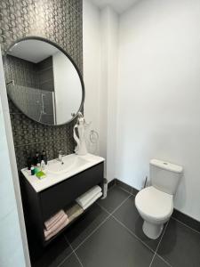 uma casa de banho com um lavatório, um WC e um espelho. em Bank House em Inistioge