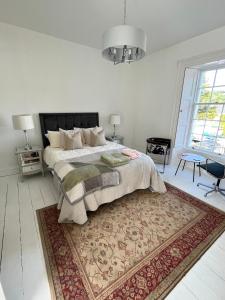um quarto com uma cama grande e um tapete em Bank House em Inistioge