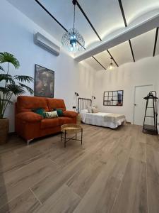 sala de estar con sofá y cama en Apartamentos Casa el Gorras, en Córdoba