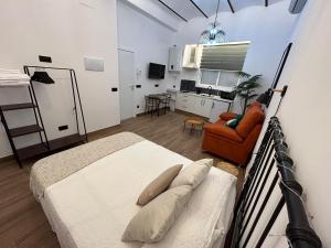 ein Schlafzimmer mit einem Bett und ein Wohnzimmer in der Unterkunft Apartamentos Casa el Gorras in Córdoba
