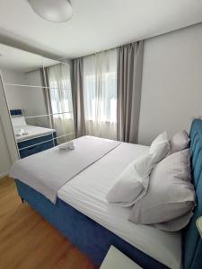 ein Schlafzimmer mit einem großen Bett mit Kissen in der Unterkunft Holiday home Maslina in Orebić