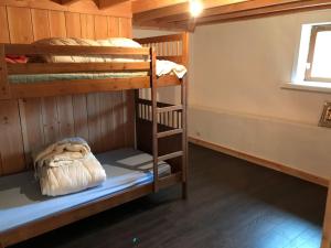 a room with two bunk beds in a cabin at Belle Maison en Bourgogne - Auxois - Morvan in Flée