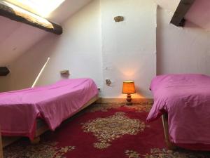 a room with two beds and a lamp in it at Belle Maison en Bourgogne - Auxois - Morvan in Flée