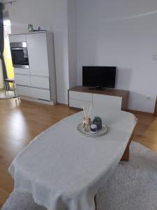 TV a/nebo společenská místnost v ubytování Good Vibes