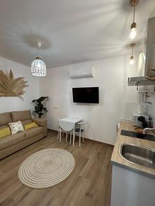un soggiorno con divano e tavolo di Apartamentos Casa el Gorras a Cordoba
