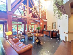 a living room with a leather couch and a table at Suíte 455 Wish Resort Gramado in Gramado