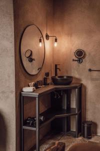 een badkamer met een wastafel en een spiegel bij Broederenklooster in Zutphen