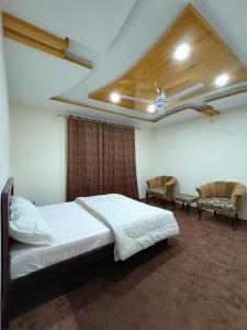 Ένα ή περισσότερα κρεβάτια σε δωμάτιο στο Taaj Residence Skardu