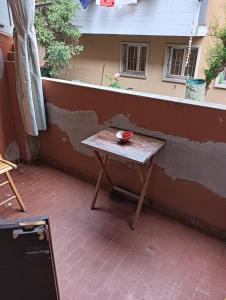 d'une petite table sur un balcon avec une fenêtre. dans l'établissement La casa di Marilyn in Fiera, à Bologne