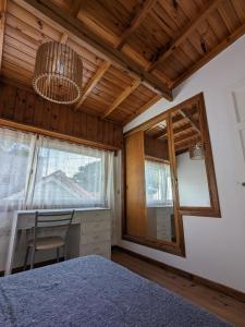 una camera con letto, scrivania e finestra di Casa tipo chalet en PH a tres cuadras del mar a Mar del Plata