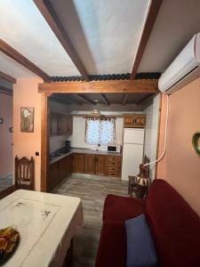 sala de estar con mesa y cocina en Apartamento Cerro De Las Salinas en Ronda
