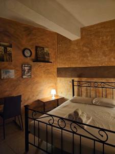 1 dormitorio con 1 cama y reloj en la pared en George's Guest House en La Canea