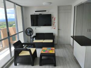 TV a/nebo společenská místnost v ubytování APARTAMENTO COMODO Y ELEGANTE EN RICAURTE CUNDINAMARCA a