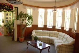 een woonkamer met een bank en een tafel bij Hotel Bucsky in Nova Friburgo