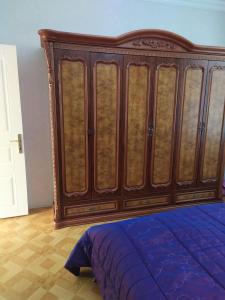 納希契凡的住宿－Villa in Nakhchivan city, Azerbaijan，卧室里一张大木床,配有蓝色的床罩