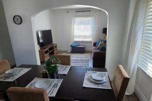 een woonkamer met een tafel en een eetkamer bij Beautiful 2 Bedroom Home in the Heart of North Bay in North Bay