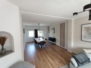 a living room with a table and a dining room at Lofty Maisonette Wohnung, A Lage, Messenähe in Essen