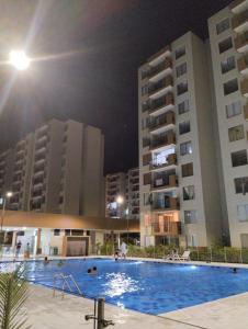 Bazén v ubytování APARTAMENTO COMODO Y ELEGANTE EN RICAURTE CUNDINAMARCA a nebo v jeho okolí